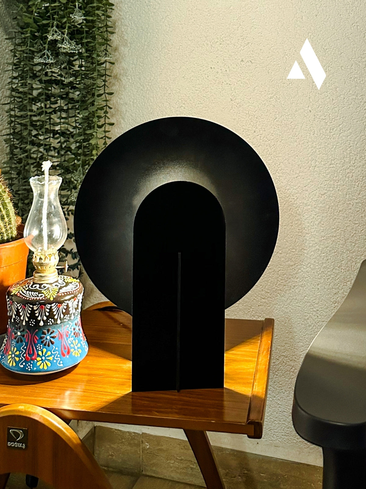 Lumea Masa Lambası – Kitap, Kahve ve Sessiz Işık Köşeleri için Doğal Tasarım Objesi